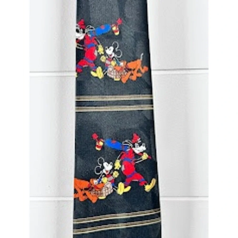 Disney Mickey Mouse and Friends‎ Character Print Necktie Great Adventures Beach